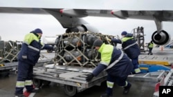 Arhiva - Radnici istovaruju isporuku američke vojne pomoći pristiglu u sklopu podrške odbrani Ukrajine, na aerodromu Borispolj, nedaleko od Kieva, Ukrajina, 11. februara 2022, manje od dve nedelje pre početka ruske invazije na Ukrajinu,