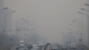 La polución por consumo de combustibles fósiles causa ya millones de muertes alrededor del mundo, según la OMS. En la imagen una autopista de Beijing, China, captada el 13 de febrero de 2021. [Foto de archivo]