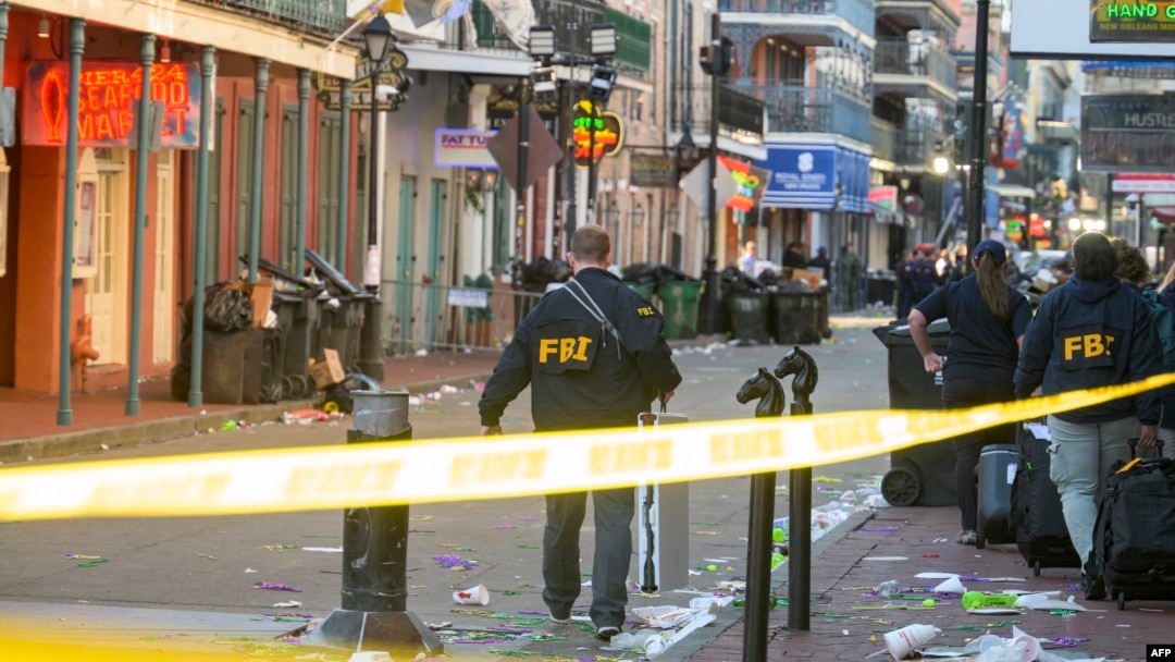 FBI na mestu gde je vozač uleteo kamionetom među ljude koji su u Nju Orleansu slavili Novu godinu (Foto: Matthew HINTON / AFP)