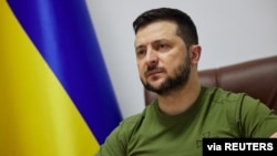 Presiden Ukraina Volodymyr Zelenskyy berpidato di depan parlemen Korea Selatan melalui tautan video, saat serangan Rusia ke Ukraina berlanjut, di Kyiv, 11 April 2022. (Foto: via Reuters)
