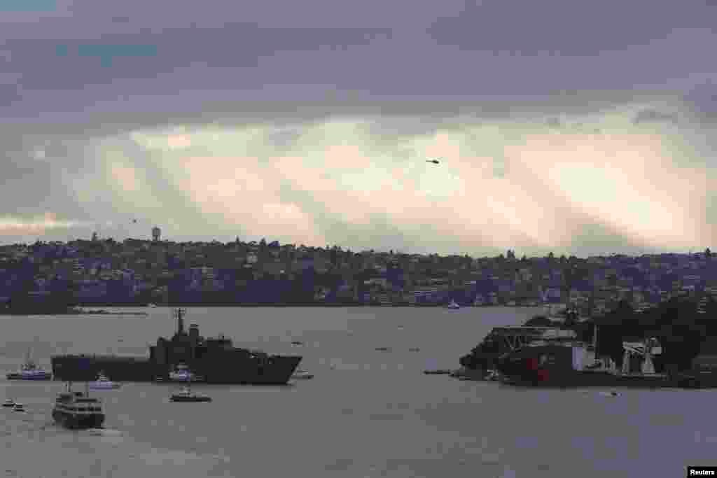 Kapal perang Singapura RSS Endeavour memasuki Pelabuhan Sydney untuk ambil bagian dalam perayaan hari jadi Angkatan Laut ke-100 (4/10).