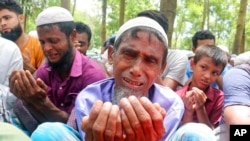 Wakimbizi wa Rohingya wakilia wakati wakiwa katika ibada ya maombi kuadhimisha miaka 5 tangu walipoondoka Myanmar na kuhamia Bangaldesh, katika kambi ya wakimbizi ya Kutupalong Aug. 25, 2022. 