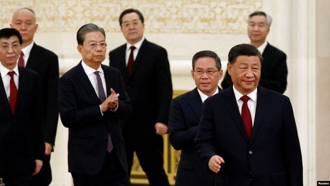 2022年10月23日，在中共二十屆一中全會後，中共領導人習近平帶領中共新一屆政治局常委與中外媒體見面。左四為丁薛祥。