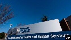 Logo dari Badan Pengawas Obat dan Makanan (FDA) AS terlihat di depan lokasi kantor dinas tersebut di Silver Spring, Maryland, pada 10 Desember 2020. (Foto: AP/Manuel Balce Ceneta)