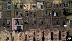 Mkaburi ya kuwazika watu wanaofariki kutokana uvamizi wa Russia nchini Ukraine. April 14 2022 Picha: AP