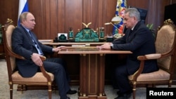 Rais wa Russia Vladmir Putin akiwa katika kikao na waziri wake wa ulinzi Sergei Shoigu,. April 21 2022 