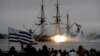 El histórico barco L'Hermione entra a puerto en Yorktown, Virginia.