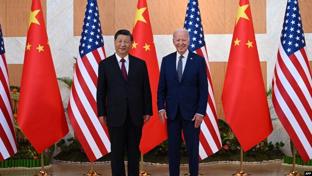 （資料圖片）喬·拜登(R)總統和中習近平出席(左)在20國集團(G20)峰會的間隙在印度尼西亞度假勝地巴厘島努沙舉行會晤。(法新社）