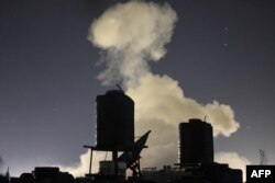 Dim se uzdiže iznad zgrada tokom izraelskog bombardovanja Rafe u južnom Pojasu Gaze 12. februara 2024. usred tekućeg sukoba između Izraela i palestinske militantne grupe Hamas.