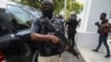 Un guardia de seguridad vigila mientras el nuevo primer ministro haitiano, Garry Conille, abandona su ceremonia de juramento en Puerto Príncipe, Haití, el lunes 3 de junio de 2024.