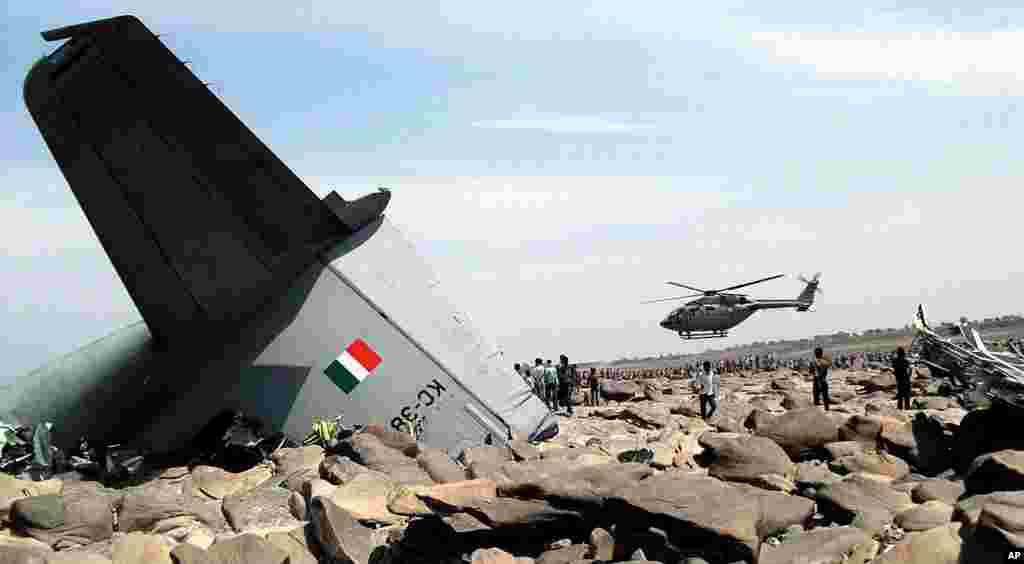 Sebuah helikopter Angkatan Udara India (IAF) terbang di atas lokasi di mana sebuah pesawat kargo IAF jatuh di dekat desa Karauli di negara bagian India Madhya Pradesh. Hercules C-130J, pesawat yang baru beroperasi tahun lalu, jatuh dalam sebuah misi latihan, menewaskan kelima awaknya. 