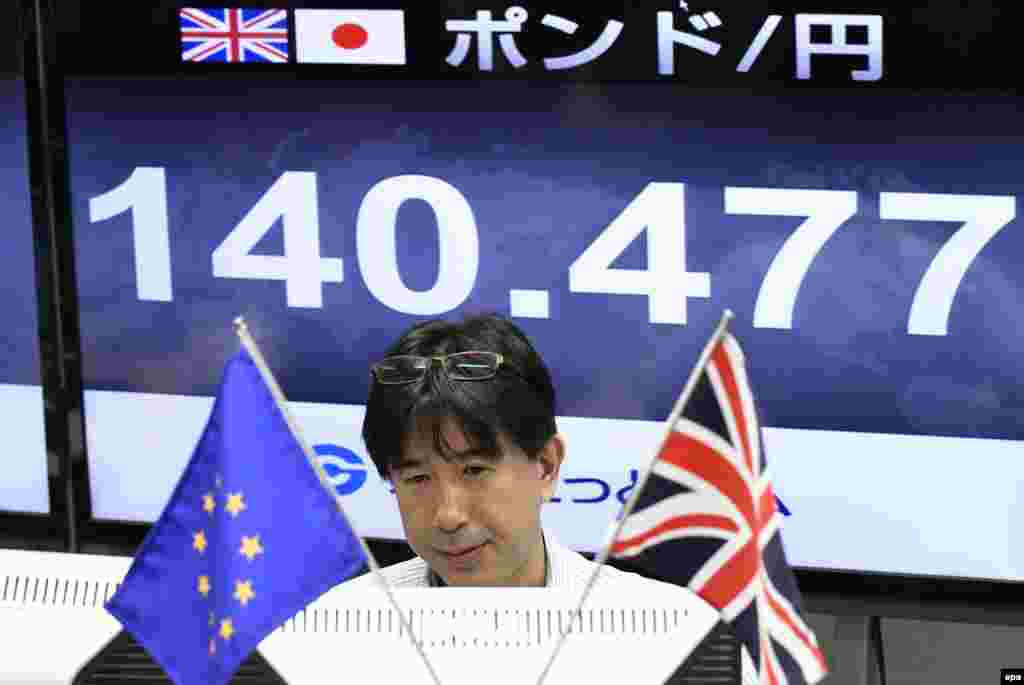 Sebuah layar memperlihatkan nilai tukar mata uang yen terhadap pound Inggris di agen pertukaran mata uang asing di Tokyo (24/6). (EPA/Franck Robichon)