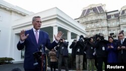 Кевин Маккарти отвечает на вопросы журналистов после встречи с президентом Джо Байденом в Белом доме. 1 февраля 2023 года.