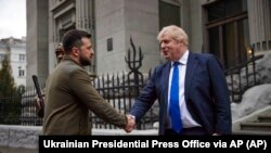Rais wa Ukraine Volodymyr Zelenskyy, kushoto, na Waziri Mkuu wa Uingereza Boris Johnson, akiwa Kyiv, Ukraine, Jumamosi, April 9, 2022. (Ukrainian Presidential Press Office via AP)