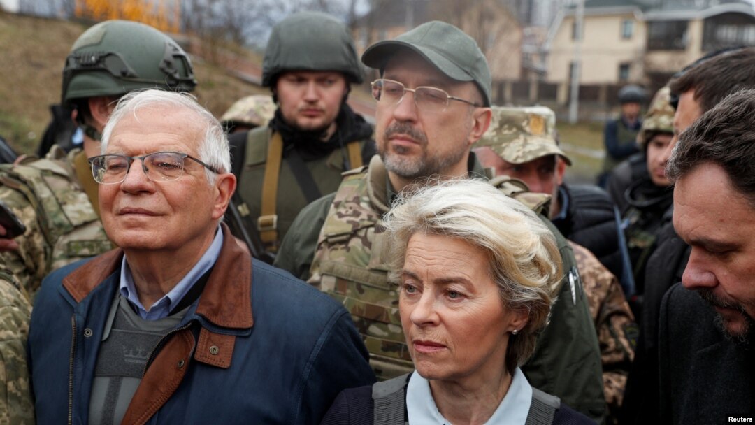  Šef diplomatije EU Žozep Borelj i predsednica Evropske komisije Ursula fon der Lajen tokom posete Buči, u predgrađu Kijeva, Ukrajina, 7. aprila 2022.