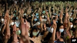 Sinh viên giơ 3 ngón tay lên chào theo kiểu trong phim 'Hunger Game', biểu tượng của sự chống đối chính quyền, trong một cuộc tuần hành tại Đại học Thammasat ở gần Bangkok, Thái Lan, ngày 10/8/2020.