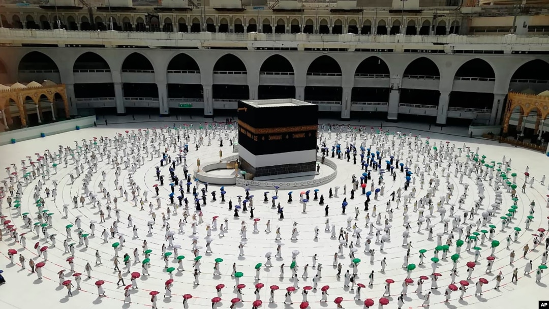 이슬람 신도들이 성지순례 하지(Hajj)를 지키기 위해 29일 사우디아라비아 메카 성전인 그랜드 모스크(Grand Mosque)에 모여 신종 코로나바이러스 감염 방지를 위해 서로 거리를 두고 신전인 카바(Kaaba) 주위를 돌고 있다. 