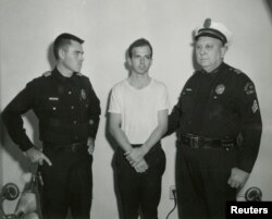 Lee Harvey Oswald bị cảnh sát câu lưu