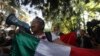 Manifestantes protestan frente a la Embajada de Ecuador en la Ciudad de México, el 6 de abril de 2024. 