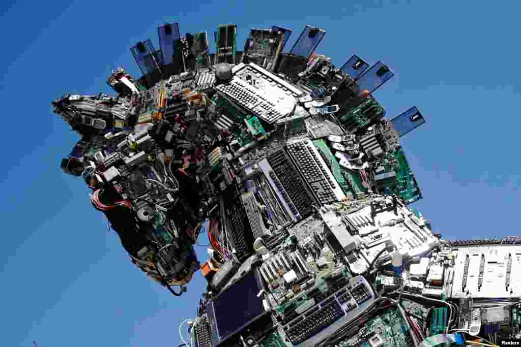 "Kuda Cyber" yang dibuat dari perangkat komputer dan ponsel dipajang pada konferensi 'Cyberweek' di Universitas Tel Aviv, Israel.