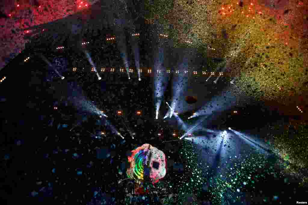 Grup band 'Coldplay' tampil pada festival musik Glastonbury di Somerset, Inggris.