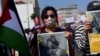 Familiares de personas detenidas durante un estado de excepción declarado por el gobierno, participan en una protesta para conmemorar el 32 aniversario de la firma de los Acuerdos de Paz. San Salvador, el 14 de enero de 2024. 