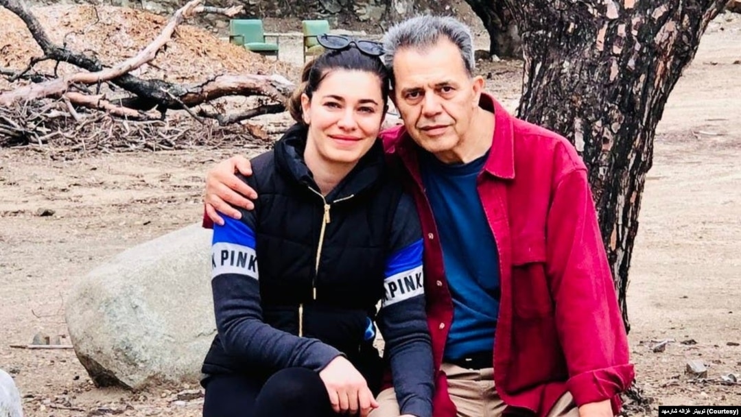 غزاله شارمهد در کنار پدرش جمشید شارمهد