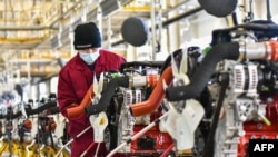 中國山東青島江淮汽車集團的工人在生產線上裝配汽車。（2023年1月31日）