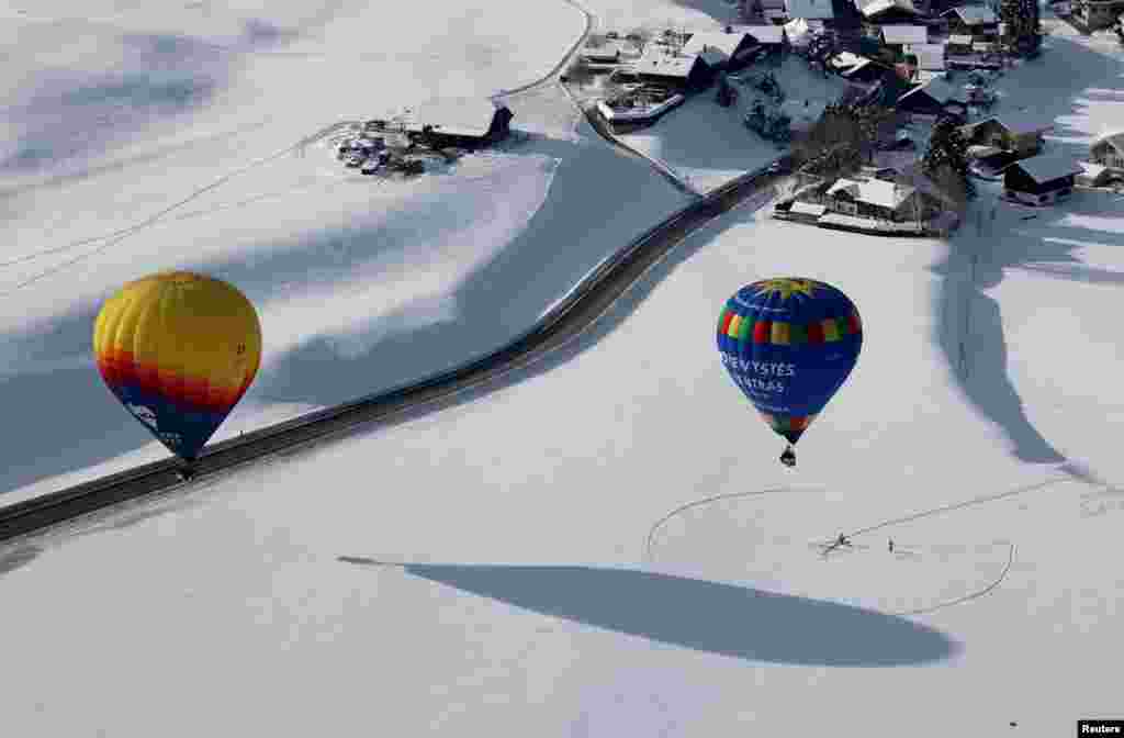 Balloons take part in the 43rd International Hot Air Balloon Festival in Chateau-d&#39;Oex, Switzerland.