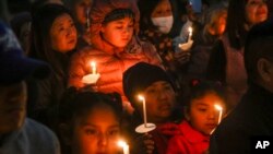 2023年1月27日，人們舉行社區守夜活動，悼念本週早些時候在加利福尼亞州半月灣槍擊事件的遇難者。
