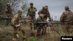 Militares ucranianos de las Fuerzas de Defensa Territorial usan un lanzagranadas antitanque mientras participan en un ejercicio de entrenamiento, en medio de la invasión rusa de Ucrania, en la región de Dnipropetrovsk, Ucrania, el 14 de mayo de 2022.