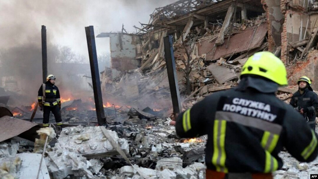 Spasilačke ekipe na mestu bombardovanja u gradu Dnjipru