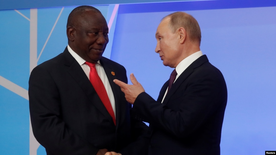 FILE - Rais wa Russia Vladimir Putin na Rais wa Afrika Kusini Cyril Ramaphosa wakiongea wakati wa Mkutano wa Africa -Russia katika hoteli ya Black Sea, Sochi, Russia, Oct. 23, 2019.