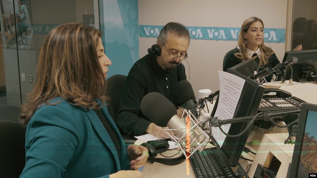 Arhiva - Novinari Avganistanskog servisa Glasa Amerike Nošaba Ašna, Hafiz Asefi and Roja Zamani tokom emitovanja programa Glasa Amerike u studiju u Vašingtonu.