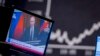 Arhiva - Obraćanje ruskog predsednika Vladimira Putina na TV ekranu u prodavnici u Frankfurtu, Nemačka 25. februara 2022.