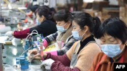 中國安徽省阜陽市臨泉縣的工人在製造揚聲器的生產線上工作。（2022年3月31日）