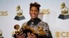 Jon Batiste arrasa con 5 Grammy, incluido álbum del año