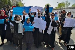 Siswi-siswi Afghanistan melancarkan aksi protes di Kabul, menuntut rezim Taliban membuka kembali SMA untuk siswa perempuan (26/3).