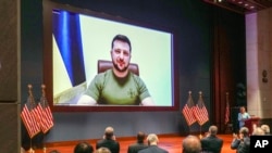Wabunge wa Marekani wakitoa pongezi za dhati kwa rais wa Ukraine Volodymyr Zelensky, Machi 16, 2022. Picha ya AP.