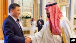 資料照：沙特阿拉伯王儲及內閣首相穆罕默德·本·薩勒曼（右）在利雅得歡迎到訪的中國領導人習近平。 (2022年12月9號)