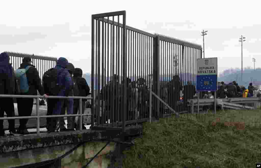 People wait in line on the border crossing Maljevac, between Bosnia and Croatia, Dec. 27, 2022. Some 50 ethnic Chechens from Russia have reached Bosnia over the past week in search for a jumping-off point for the European Union. Bosnia's security ministry said "they are fleeing military draft" in Russia and being sent to fight in its war in Ukraine. 