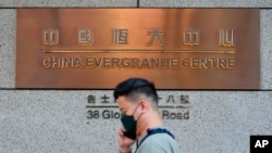 一名路人走過中國恆大香港總部大樓。（2021年10月4日）