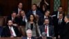 La representante Lauren Boebert, republicana por Colorado, emite su voto para que el representante Kevin Hern, republicano por Oklahoma, sea el presidente de la Cámara durante una octava ronda de votación para un nuevo presidente, en Washington, el 5 de enero de 2023. 