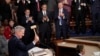 El presidente de la Cámara de Representantes, Kevin McCarthy, de California, levanta el mazo cuando comienza a hablar en la cámara de la Cámara de Representantes en Washington, la madrugada del sábado 7 de enero de 2023. (AP Photo/Alex Brandon)
