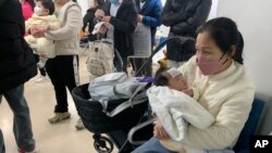 北京兒童醫院裡候診的病孩和排隊的市民。（2022年12月14日）