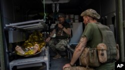 Un militar ucraniano herido es trasladado a un centro médico después de recibir tratamiento médico de emergencia en la región de Donetsk, este de Ucrania, el 7 de junio de 2022.