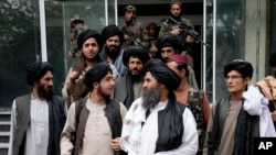 Maafisa wa serikali ya Taliban kwenye picha ya awali.
