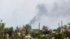 El humo se eleva sobre una iglesia y edificios residenciales en el curso del conflicto entre Ucrania y Rusia en la ciudad de Rubizhne en la región de Lugansk, Ucrania, el 1 de junio de 2022.