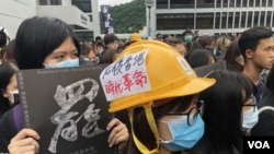 有學生戴上頭盔、口罩參與中大百萬大道的反送中罷課集會。(攝影: 美國之音湯惠芸）