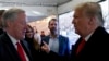 Imagen de un video publicado por el Comité de la Cámara muestra una foto del expresidente Donald Trump hablando con su jefe de gabinete Mark Meadows el 6 de enero de 2021. (Comité de la Cámara vía AP, Archivo)